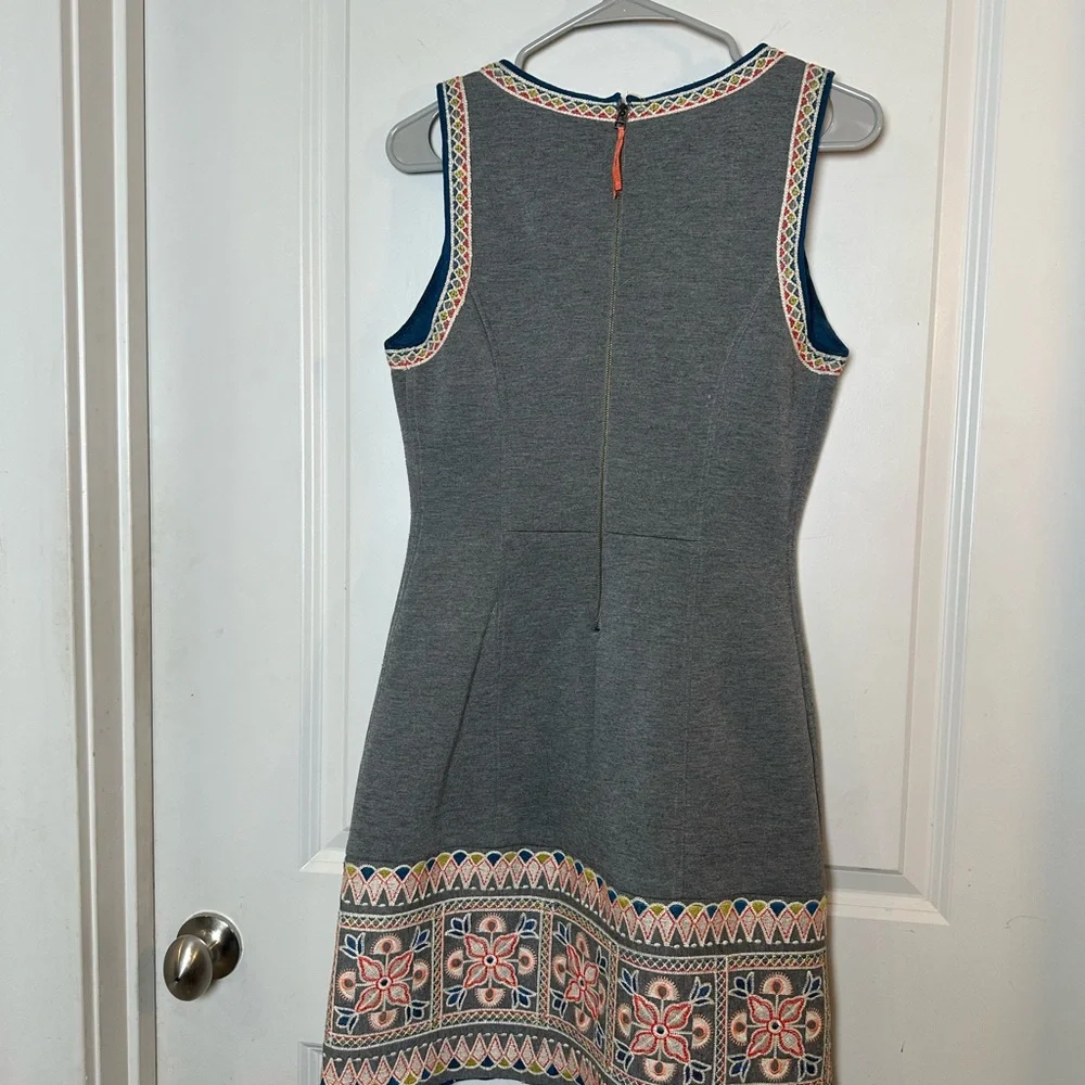 Anthropologie Maeve Floral Embroidered Neoprene Sleeveless Shift Grey Dress, 8